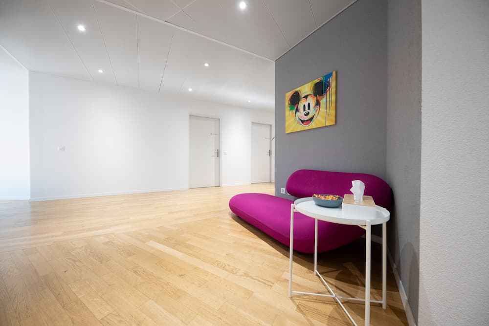 Moderne und komfortable Wartezone bei Focus Laser