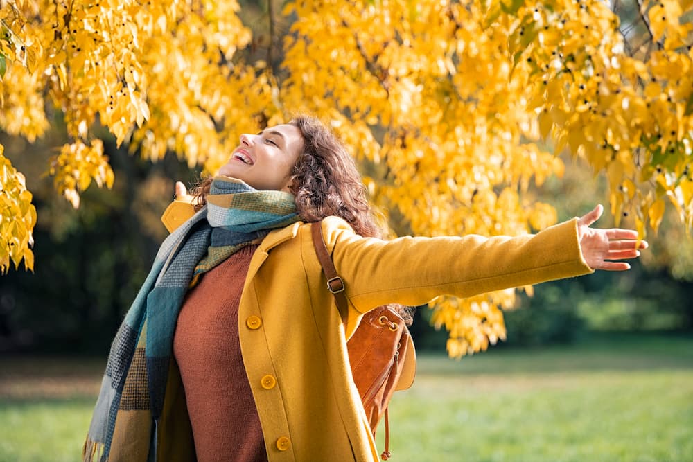 augenlasern-herbst-junge-frau-gluecklich-ohne-brille-focuslaser