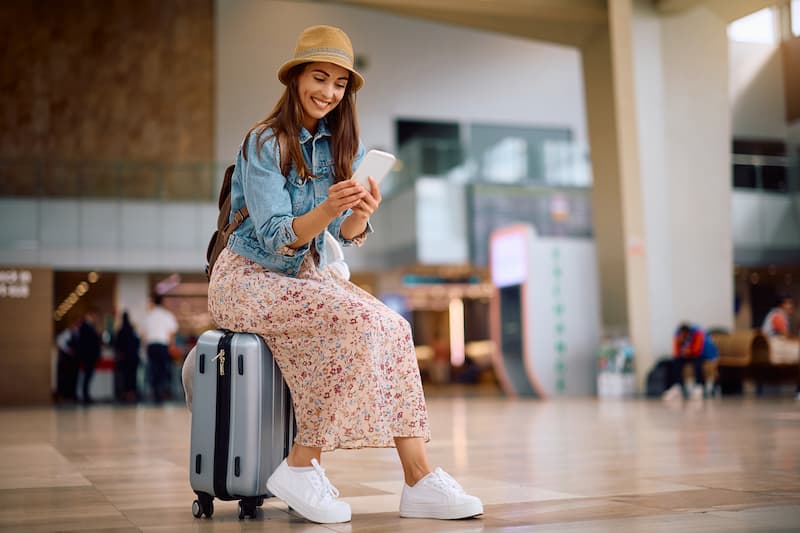 Entspannte Person ohne Kontaktlinsen am Flughafen vor einer Reise