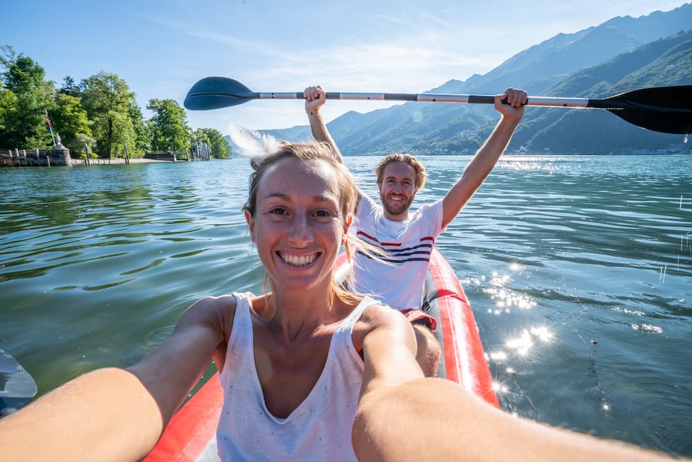 Augenlasern im Sommer – entspannte Frau am See ohne Brille während der Ferien